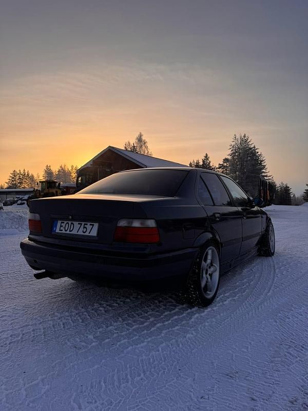 Begagnad BMW 320 175 HK (128 kW) 1998 Sedan