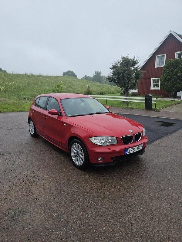 Röd Begagnad 2007 BMW 116 Advantage Halvkombi | 35 000 kr (Marknadspris) - Bild 1/4