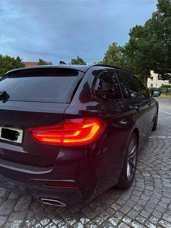 Grå Begagnad 2020 BMW 520 M Sport Kombi | 295 000 kr (Superpris) - Bild 1/4