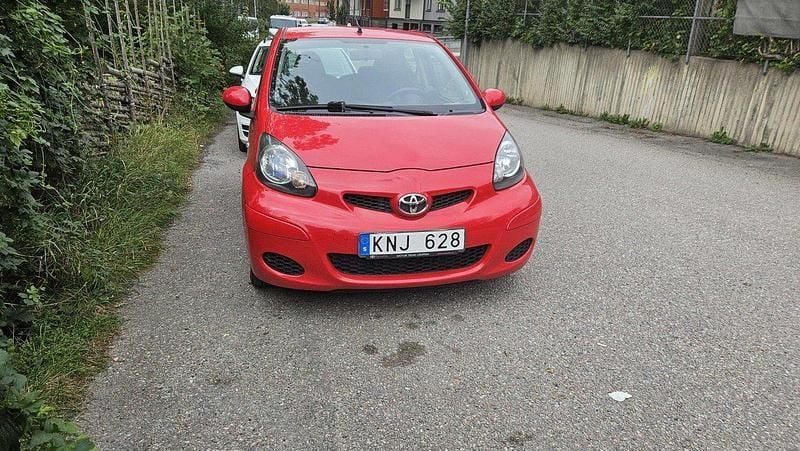 Röd Begagnad 2010 Toyota Aygo Halvkombi | 55 000 kr (Marknadspris) - Bild 1/4