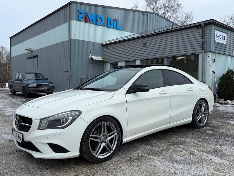 Vit Begagnad 2015 Mercedes CLA250 Night Sedan | 139 700 kr (Marknadspris) - Bild 1/4