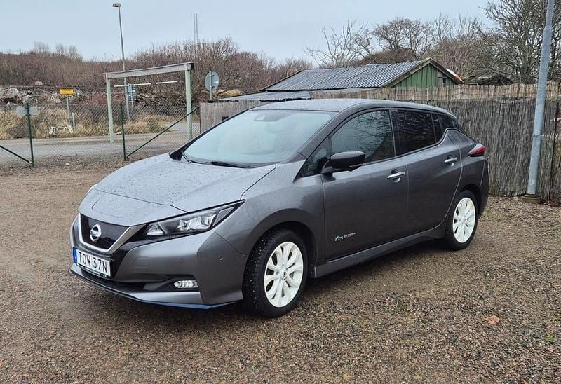 Grå metallic 2tone kad & z11 Begagnad 2020 Nissan Leaf Halvkombi | 174 500 kr (Marknadspris) - Bild 1/4