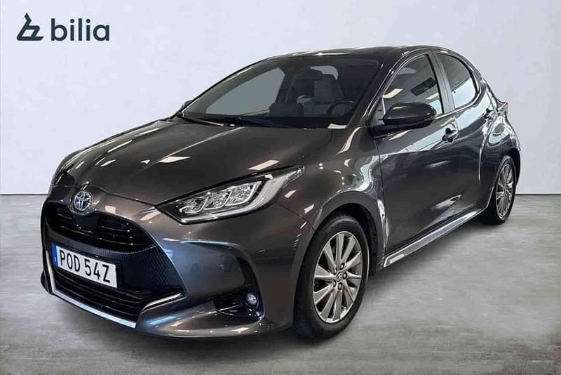 Grå Begagnad 2022 Toyota Yaris Hybrid Halvkombi | 219 900 kr (Dyr) - Bild 1/1