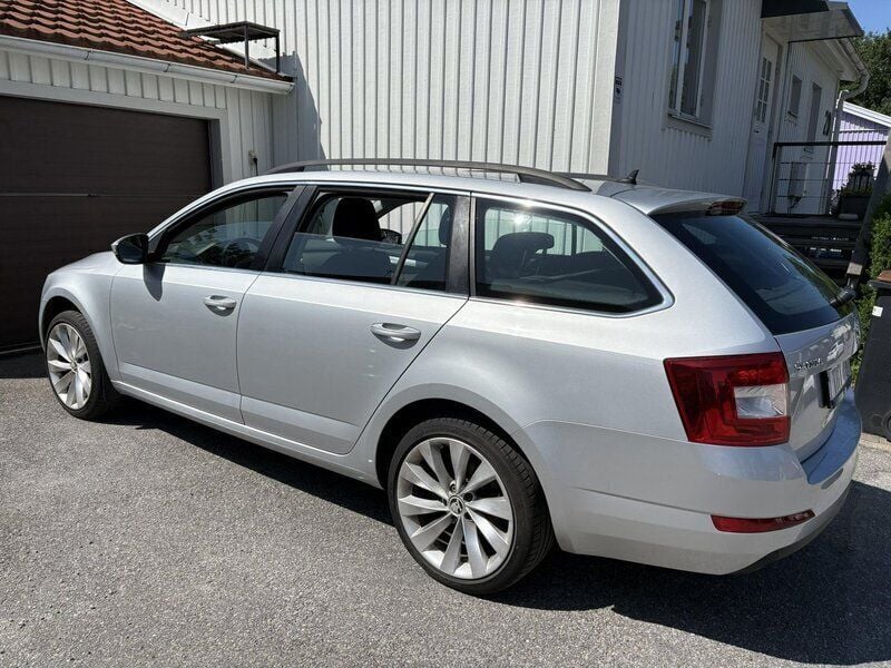 Silver Begagnad 2016 Skoda Octavia Ambition Kombi | 140 000 kr (Superpris) - Bild 1/4
