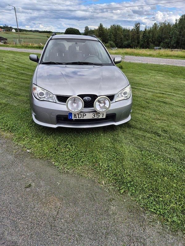 Grå Begagnad 2007 Subaru Impreza Kombi | 43 000 kr (Marknadspris) - Bild 1/4