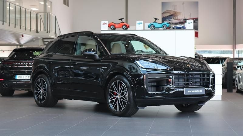 Svart Ny 2026 Porsche Cayenne S E-Hybrid SUV | 1 447 200 kr - Bild 1/4