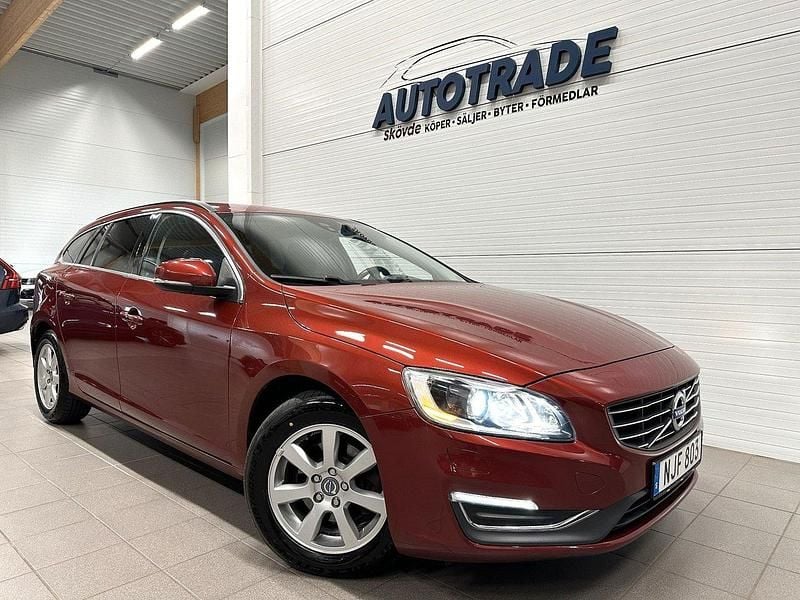 Röd Begagnad 2014 Volvo V60 Momentum Kombi | 129 900 kr (Marknadspris) - Bild 1/4