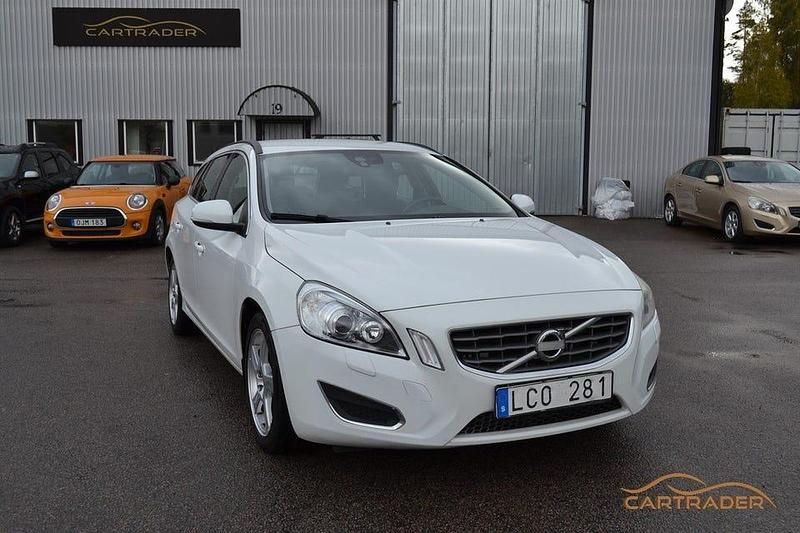 Vit Begagnad 2011 Volvo V60 Momentum Kombi | 89 900 kr (Bra pris) - Bild 1/4