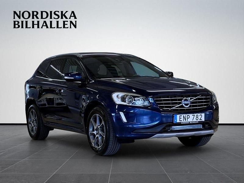 Blå Begagnad 2015 Volvo XC60 Ocean Race SUV | 169 795 kr (Marknadspris) - Bild 1/4