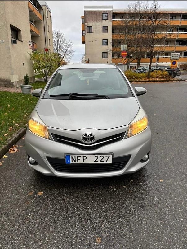 Silver Begagnad 2013 Toyota Yaris Halvkombi | 64 990 kr (Bra pris) - Bild 1/4