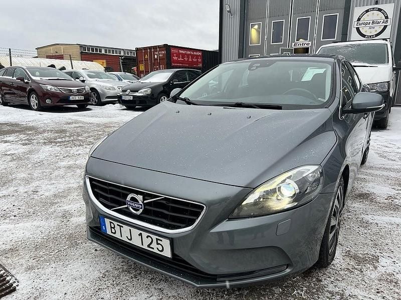 Grå Begagnad 2015 Volvo V40 Halvkombi | 119 800 kr (Marknadspris) - Bild 1/4