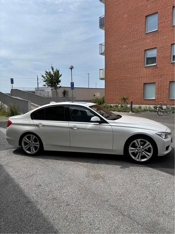 Vit Begagnad 2012 BMW 328 Sedan | 140 000 kr (Marknadspris) - Bild 1/4