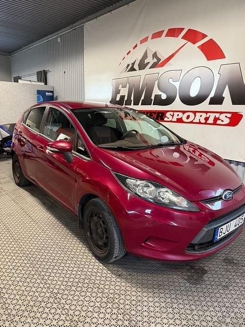 Röd Begagnad 2009 Ford Fiesta Trend Halvkombi | 39 900 kr (Marknadspris) - Bild 1/4
