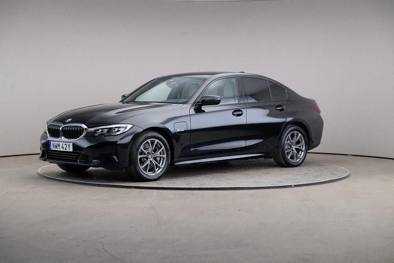 Svart Begagnad 2022 BMW 330e Sport Line Sedan | 315 000 kr (Superpris) - Bild 1/4