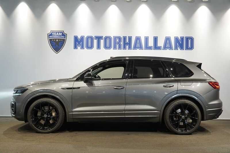 Grå Begagnad 2021 VW Touareg R SUV | 639 900 kr (Marknadspris) - Bild 1/4