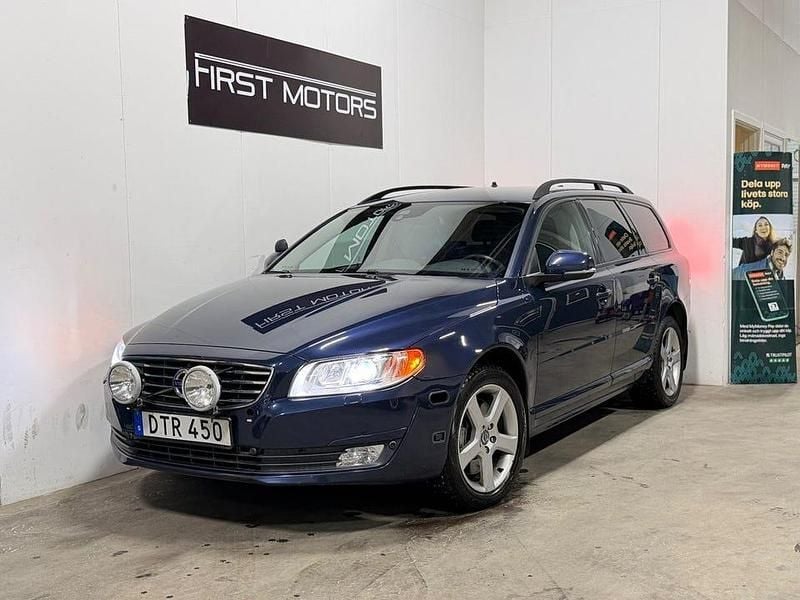 Mörkblå Begagnad 2014 Volvo V70 Kinetic Kombi | 129 900 kr (Marknadspris) - Bild 1/4
