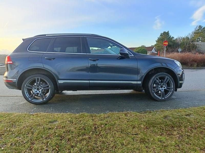 Mörkblå Begagnad 2015 VW Touareg SUV | 145 000 kr (Lite dyr) - Bild 1/4