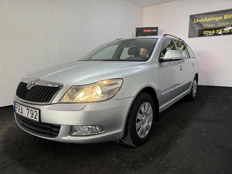Silver Begagnad 2012 Skoda Octavia Elegance Kombi | 39 000 kr (Superpris) - Bild 1/4