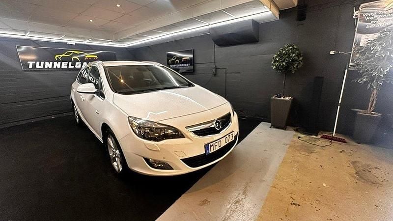 Vit Begagnad 2011 Opel Astra Enjoy Kombi | 49 900 kr (Marknadspris) - Bild 1/4