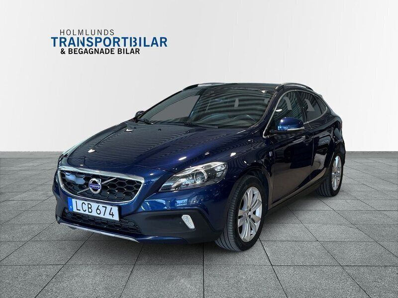 Blå Begagnad 2015 Volvo V40 CC Ocean Race Kombi | 179 900 kr (Marknadspris) - Bild 1/4