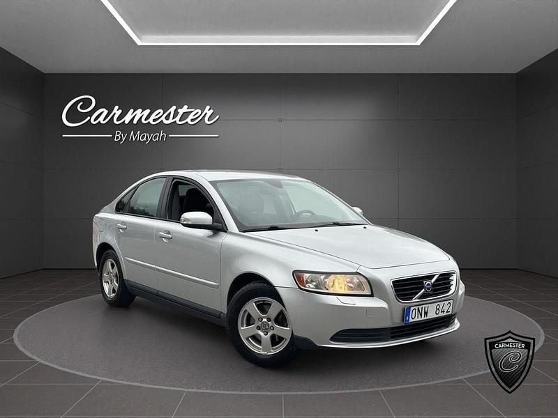 Ljusgrå (grå) Begagnad 2009 Volvo S40 Kinetic Sedan | 34 990 kr (Marknadspris) - Bild 1/4
