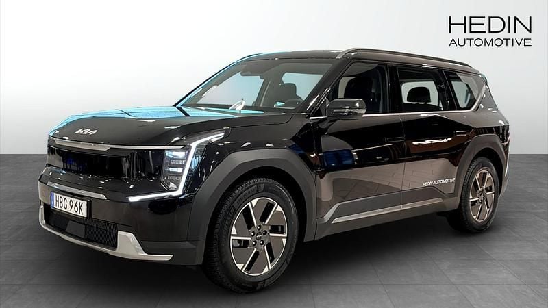 Svart (black) Ny 2025 Kia EV9 SUV | 659 900 kr (Bra pris) - Bild 1/4