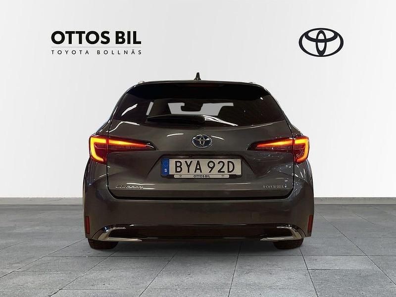 Begagnad Toyota Corolla Style 141 HK (103 kW) 2023 Mörkgrå Kombi