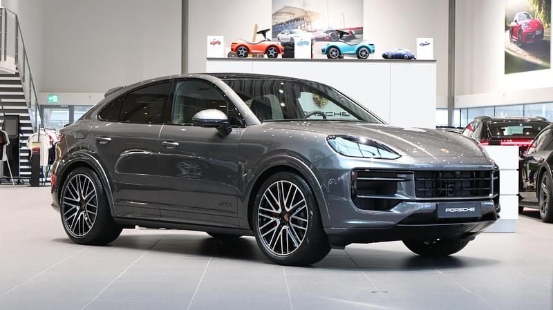 Grå Ny 2026 Porsche Cayenne GTS SUV | 1 696 200 kr - Bild 1/4