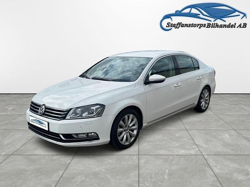 Vit Begagnad 2012 VW Passat Highline Sedan | 88 500 kr (Marknadspris) - Bild 1/4