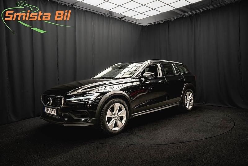 Svart Begagnad 2021 Volvo V60 CC Kombi | 328 700 kr (Marknadspris) - Bild 1/3