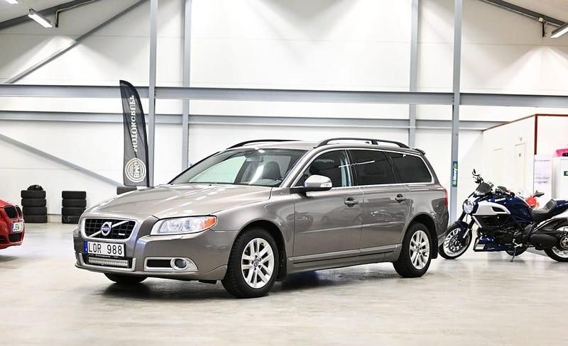 Grå Begagnad 2011 Volvo V70 Momentum Kombi | 84 900 kr (Marknadspris) - Bild 1/4