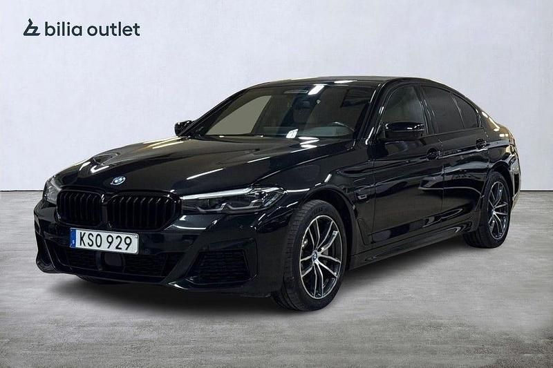 Svart Begagnad 2022 BMW 530 M Sport Sedan | 389 900 kr - Bild 1/4