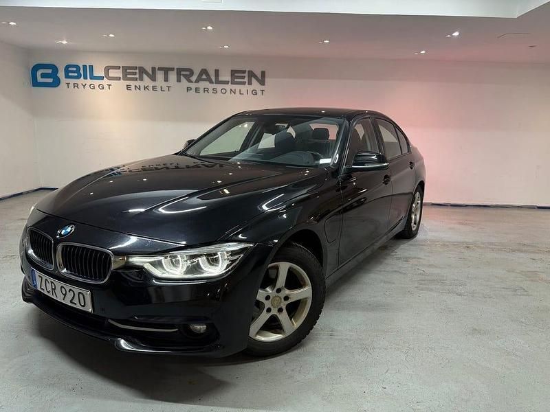 Svart Begagnad 2018 BMW 330 iPerformance Sedan | 224 900 kr (Superpris) - Bild 1/4