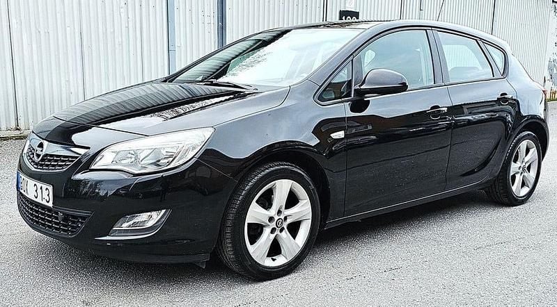 Begagnad Opel Astra Enjoy 140 HK (102 kW) 2011 Svart Halvkombi