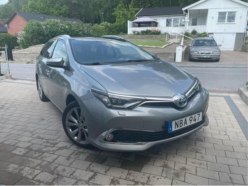 Grå Begagnad 2015 Toyota Auris Touring Sports Executive Kombi | 135 000 kr (Marknadspris) - Bild 1/4
