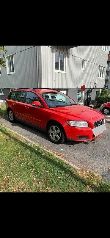 Röd Begagnad 2010 Volvo V50 Kinetic Kombi | 15 000 kr (Bra pris) - Bild 1/4