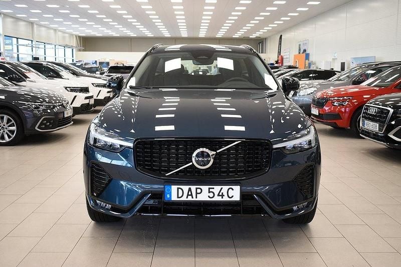 Mörkblå (blåmetallic) Begagnad 2022 Volvo XC60 R-Design SUV | 499 900 kr (Marknadspris) - Bild 1/4