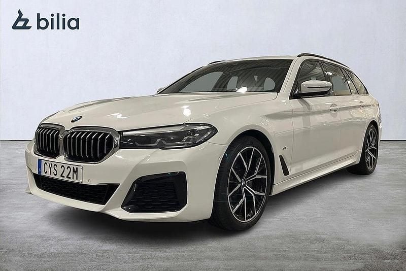Vit Begagnad 2022 BMW 520 M Sport Kombi | 349 900 kr (Marknadspris) - Bild 1/4