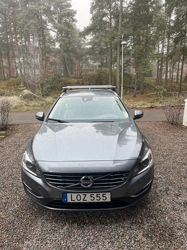 Grå Begagnad 2017 Volvo V60 Kombi | 115 000 kr (Bra pris) - Bild 1/4