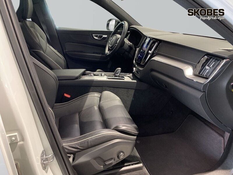 Vit Begagnad 2022 Volvo XC60 R-Design SUV | 499 900 kr (Lite dyr) - Bild 1/1