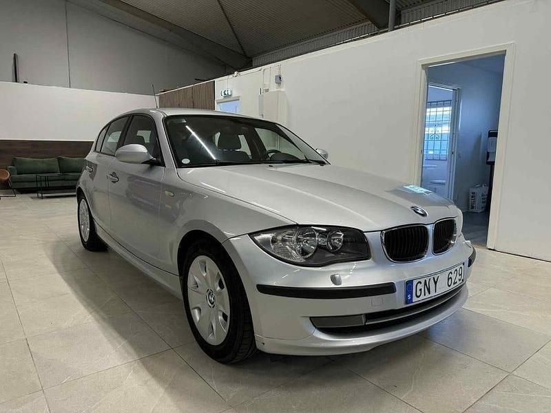 Ljusgrå Begagnad 2007 BMW 118 Advantage Halvkombi | 79 900 kr (Marknadspris) - Bild 1/4