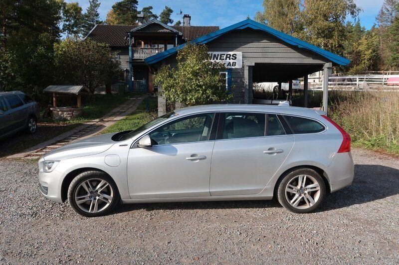 Silver Begagnad 2015 Volvo V60 Summum Kombi | 157 500 kr (Marknadspris) - Bild 1/4