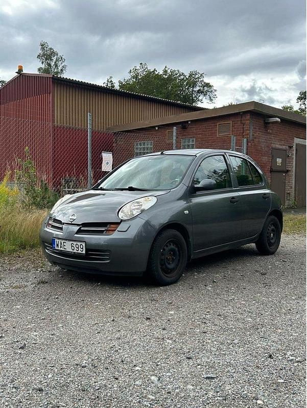 Grå Begagnad 2004 Nissan Micra Halvkombi | 19 500 kr (Marknadspris) - Bild 1/3