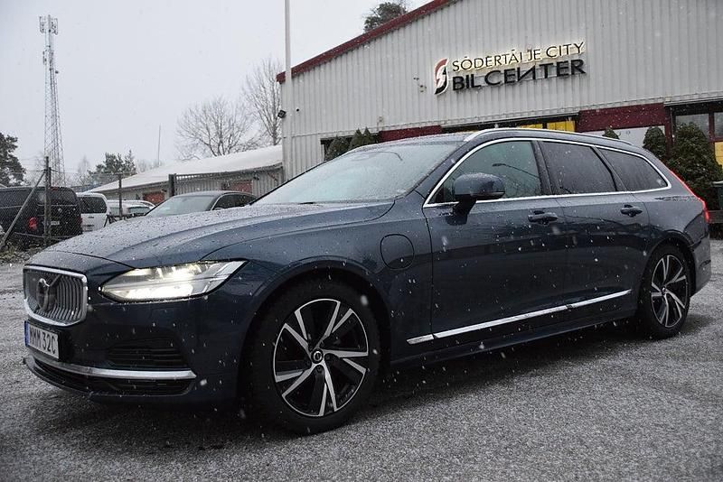 Mörkblå Begagnad 2021 Volvo V90 Momentum Kombi | 279 900 kr (Marknadspris) - Bild 1/4