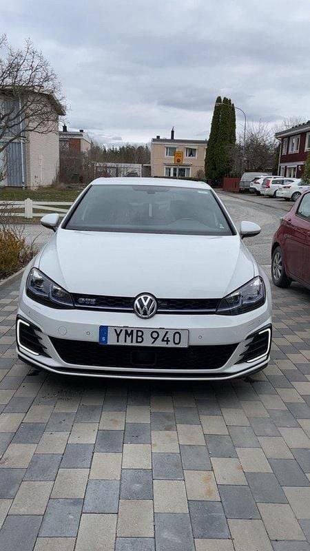 Vit Begagnad 2018 VW Golf VII GTE Halvkombi | 215 000 kr (Marknadspris) - Bild 1/4