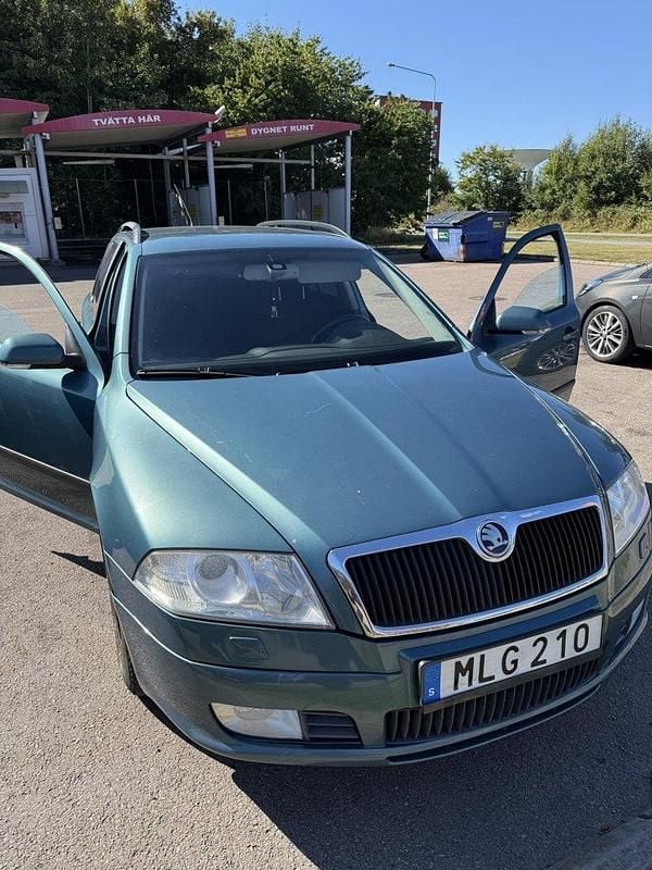 Grön Begagnad 2008 Skoda Octavia Sport Kombi | 24 999 kr (Marknadspris) - Bild 1/4