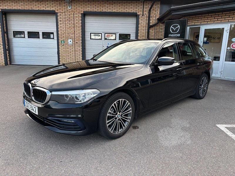 Svart Begagnad 2018 BMW 520 Sport Line Kombi | 254 500 kr (Marknadspris) - Bild 1/4