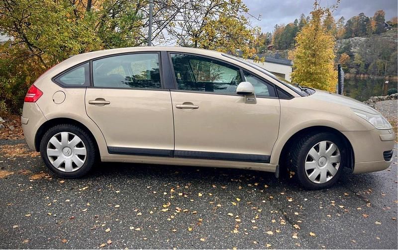 Brun Begagnad 2007 Citroën C4 Halvkombi | 36 000 kr (Marknadspris) - Bild 1/4