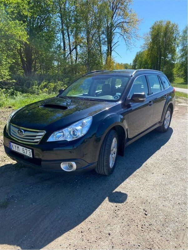 Svart Begagnad 2010 Subaru Outback SUV | 48 500 kr (Bra pris) - Bild 1/4