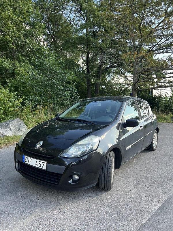 Svart Begagnad 2011 Renault Clio R.S. Halvkombi | 27 000 kr (Bra pris) - Bild 1/4
